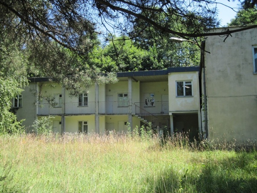 Niszczejący Akademicki Ośrodek Sportowy KUL w Rogóźnie