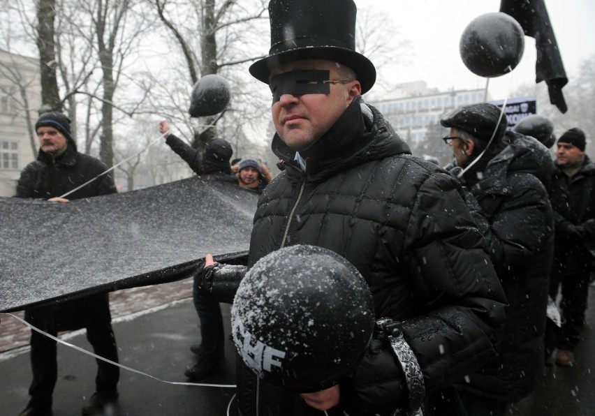 Protest frankowiczów, Warszawa. Czarna procesja oszukanych...