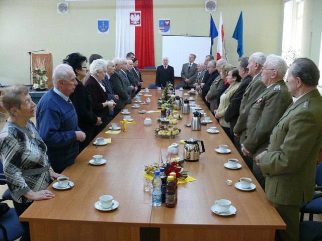 Samorządowcy i kombatanci podczas świątecznego spotkania.