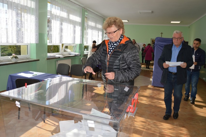 Wybory samorządowe 2018 w Tomaszowie Mazowieckim. Trwa głosowanie. Jaka frekwencja? [ZDJĘCIA]