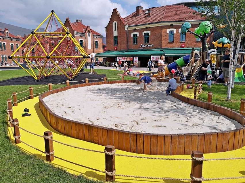 Plac przed Galerią Kazimierz zyskał nowe oblicze [ZDJĘCIA]