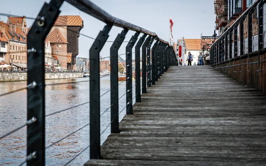 Nabrzeże Wyspy Spichrzów. Dębowa, zużyta nawierzchnia promenady zostanie wymieniona