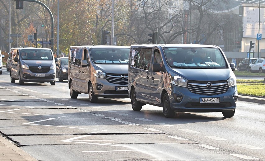 Kolumna busów przejechała przez Kraków. To protest przedsiębiorców zajmujących się transportem [ZDJĘCIA]