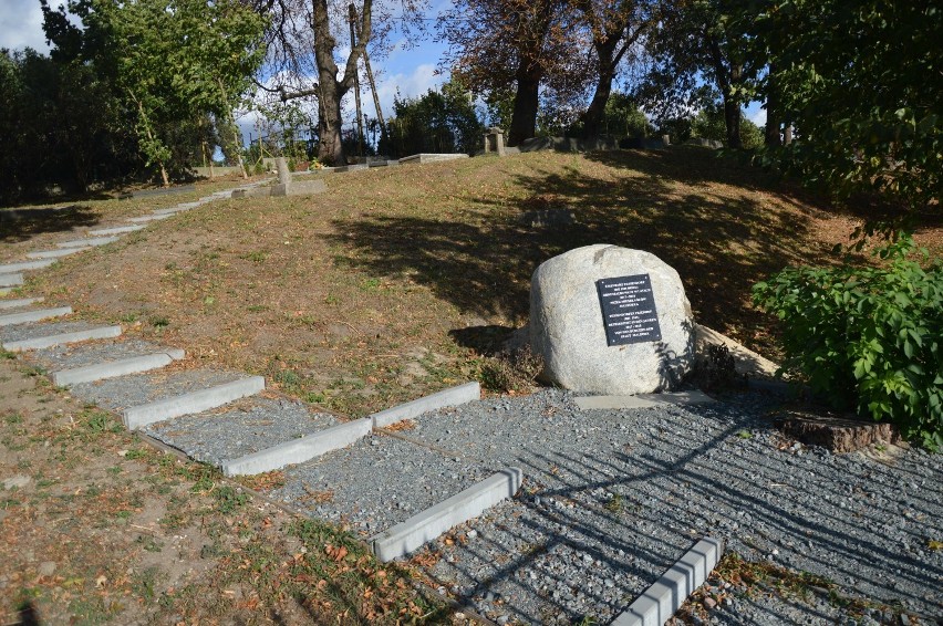 Nowa Wieś Malborska. Stary cmentarz dzisiaj wygląda zupełnie inaczej niż jeszcze półtora roku temu [ZDJĘCIA]