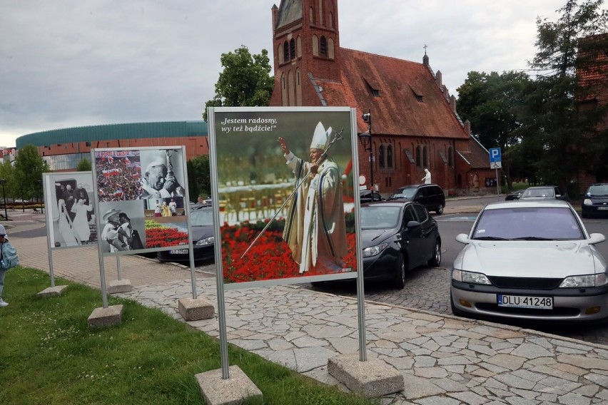 Wystawa plenerowa o papieżu Janie Pawle II w Lubinie [ZDJĘCIA]