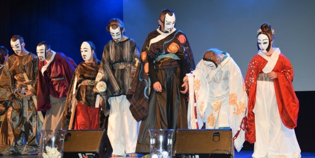Na deskach Chełmskiego Domu Kultury wystąpili młodzi artyści Teatru Azumi z Dorohuska, których oklaskiwano na stojąco.