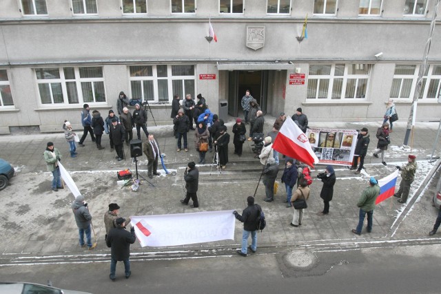 Manifestacja przed Urzędem Miasta w Katowicach w sprawie usunięcia Pomnika Wdzięczności Armii Czerownej z placu Wolności