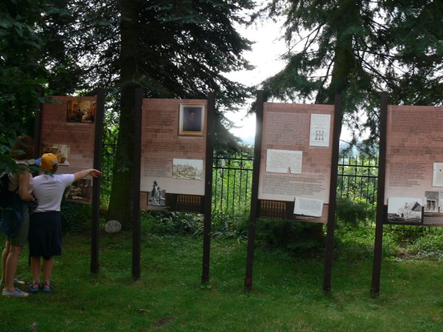 Pierwsza z wystaw, zatytułowana „Sandomierska korona hełmowa” dotyczy historii odnalezienia w 1910 roku, w ogrodzie dawnego klasztoru Panien Benedyktynek korony hełmowej, która jest uważana za pamiątkę po królu Kazimierzu Wielkim.