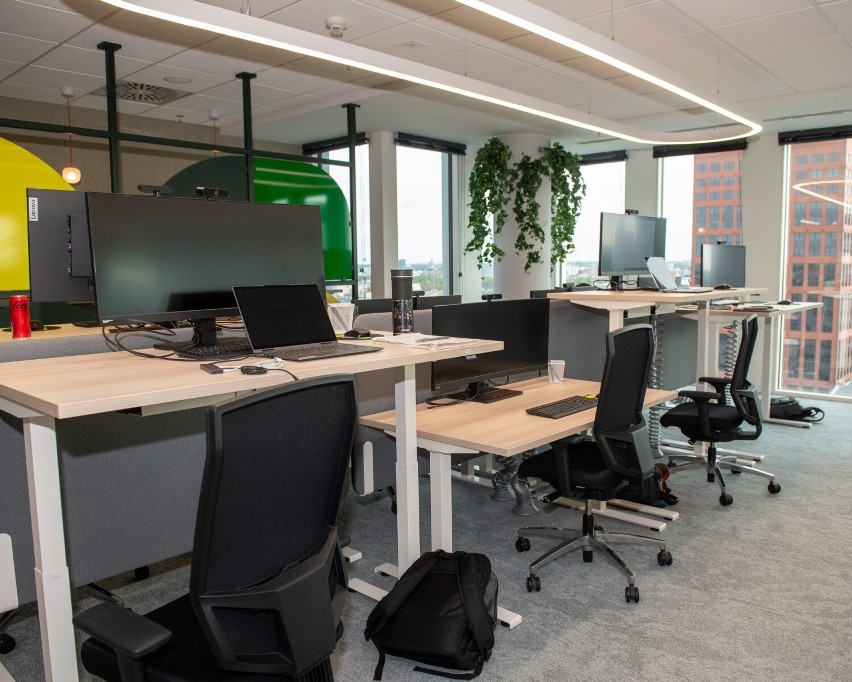Międzynarodowa firma otwiera globalne centrum usług w Łodzi. Zobacz jak wyglądają biura w  wieżowcu Hi Piotrkowska 