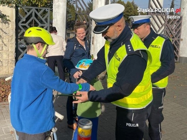 Będzińscy policjanci rozdali ponad 1000 odblasków 

Zobacz kolejne zdjęcia/plansze. Przesuwaj zdjęcia w prawo naciśnij strzałkę lub przycisk NASTĘPNE