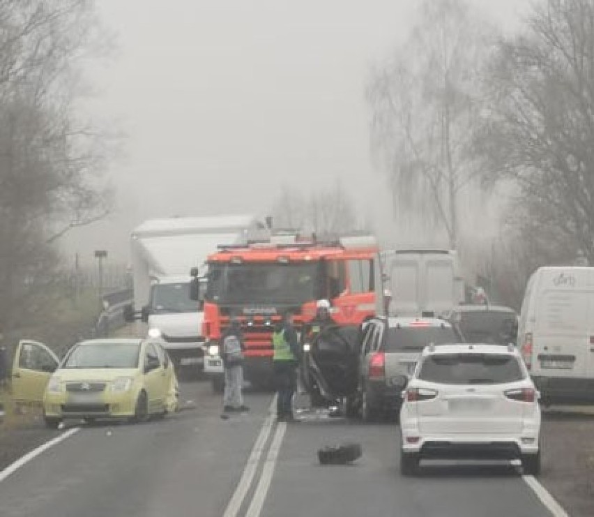 Podhale. Poważny wypadek w Gronkowie. Zderzyły się trzy samochody. Dwie osoby są poszkodowane