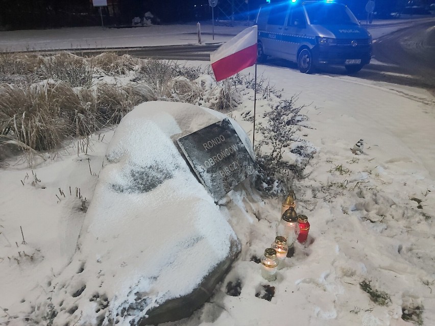 Uroczystość na Rondzie Obrońców Birczy w Elblągu.