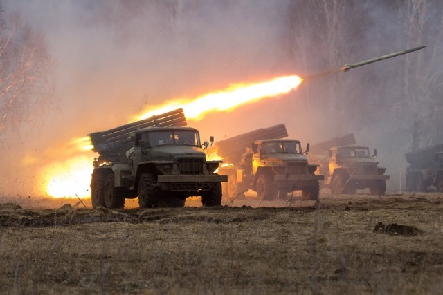 BM-21 Grad – radziecka polowa samobieżna i wieloprowadnicowa wyrzutnia rakietowa. Zdjęcie ilustracyjne.