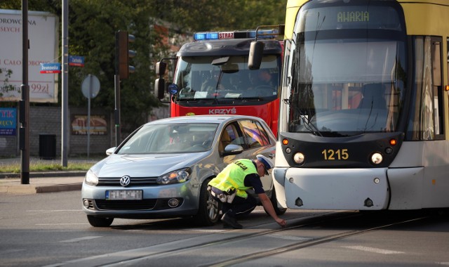 Wypadek na Zachodniej w Łodzi. Zderzenie tramwaju z volkswagenem