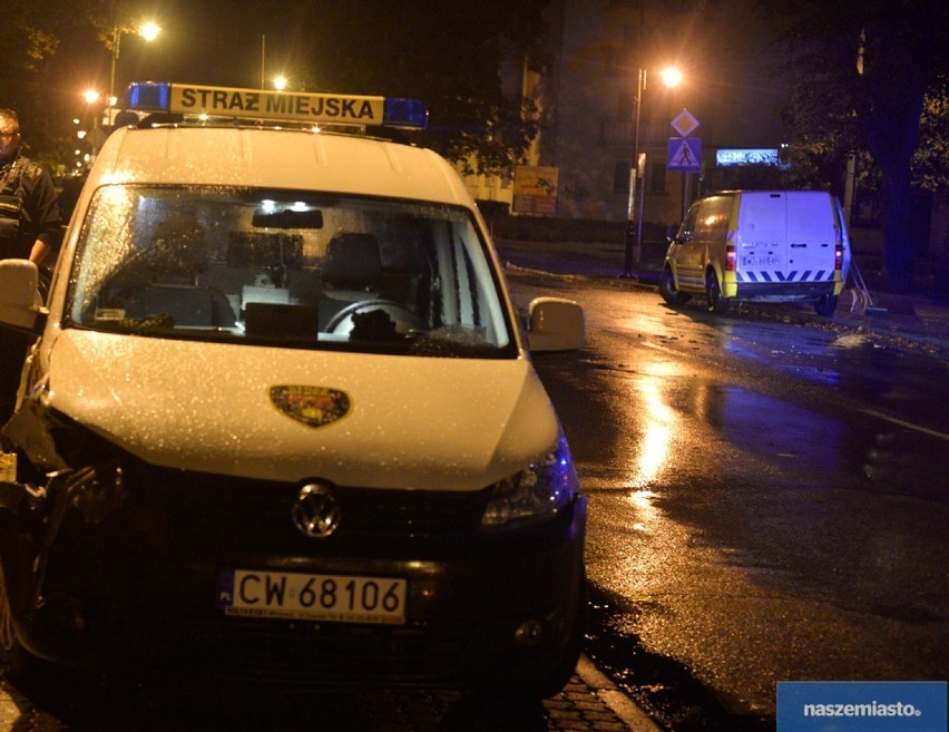 Wypadek z udziałem radiowozu straży miejskiej na ulicy Chopina we Włocławku [zdjęcia]