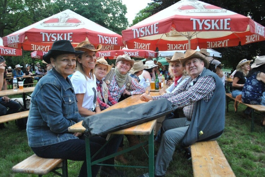 Muzyka country i niesamowity klimat festiwalu przyciąga do...