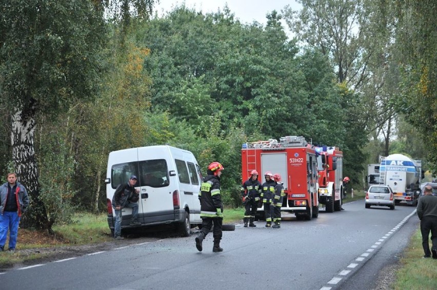 Wypadek w Stoczkach w gminie Sieradz. Na drodze wojewódzkiej zderzył się bus z osobówką