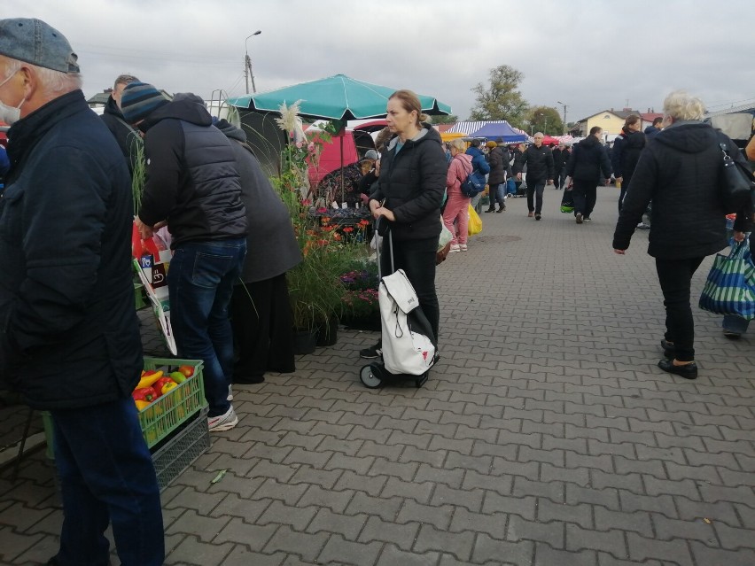 Sobotni poranek na targowisku miejskim w Skierniewicach. Najwięcej stoisk z wiązankami