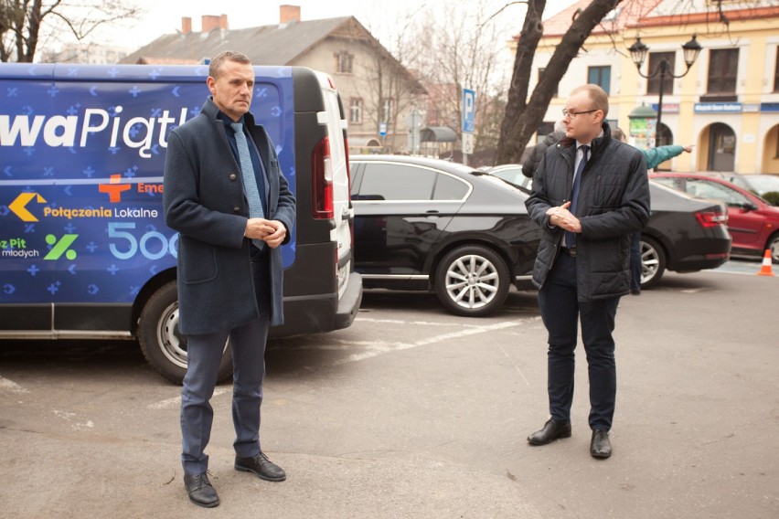 Bochnia. Wicewojewoda Zbigniew Starzec prezentował program rządowy  #NowaPiątka - zobacz zdjęcia