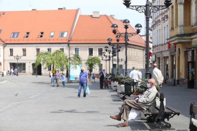 Mikołów w czasie pandemii COVID-19. Zobacz kolejne zdjęcia. Przesuwaj zdjęcia w prawo - naciśnij strzałkę lub przycisk NASTĘPNE