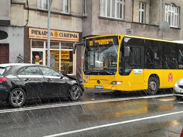 Zderzenie osobówki z autobusem miejskim w Katowicach.