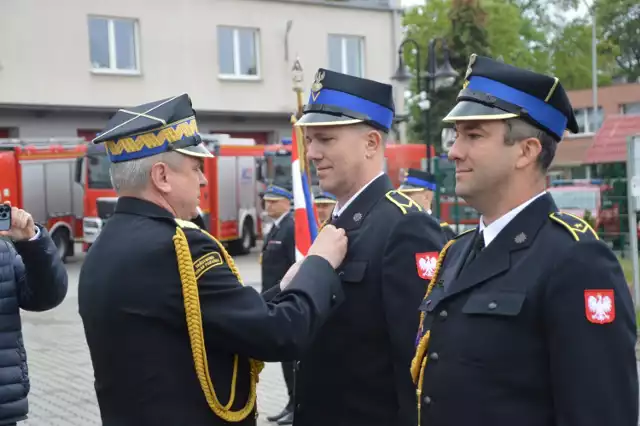 Z okazji przypadającego 4 maja Dnia Strażaka na placu apelowym przy Komendzie Powiatowej Państwowej Straży Pożarnej w Lęborku odbyła się uroczystość z odznaczeniami i awansami.