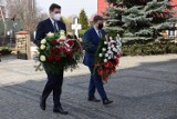 Rocznica katastrofy smoleńskiej w Zduńskiej Woli 2021. Kwiaty od wojewody i marszałka ZDJĘCIA