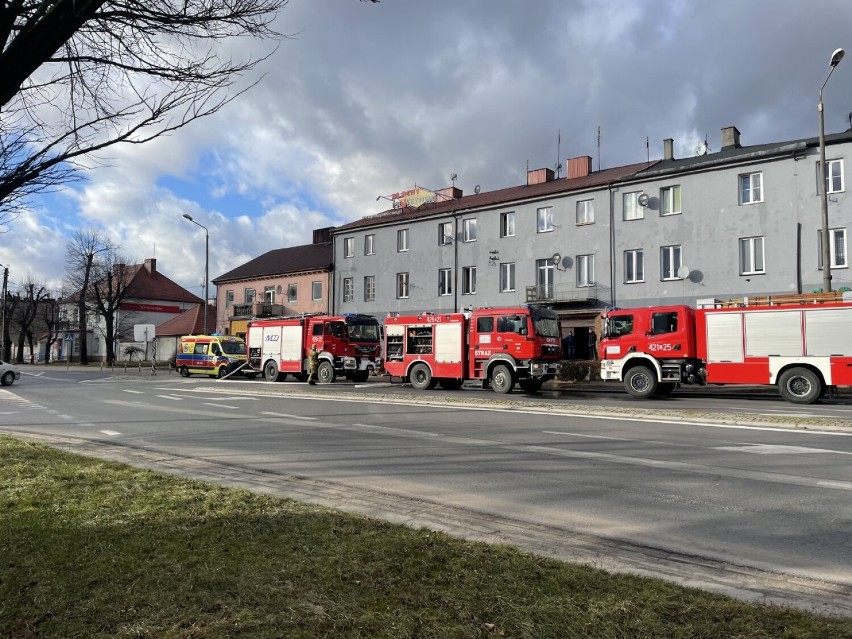 Na miejscu nadal trwa akcja strażaków z Kutna i Krośniewic.