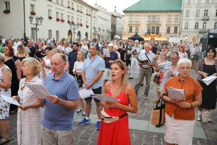 Kraków. Na Małym Rynku kolejna lekcja śpiewania. Krakowianie śpiewali pieśni patriotyczne