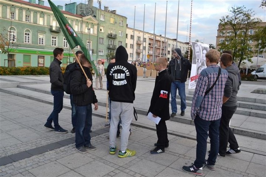 Częstochowa: Pikieta przeciwko islamizacji Polski przyciągnęła tylko samych organizatorów [ZDJĘCIA]