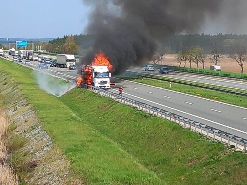 Pożar naczepy tira  na autostradzie A1 w powiecie...
