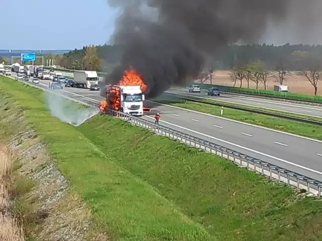 Pożar naczepy tira  na autostradzie A1 w powiecie aleksandrowskim