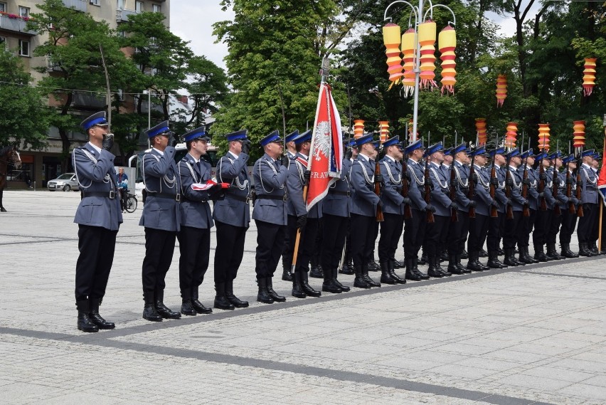 Święto Policji w Częstochowie ZDJĘCIA Na Placu Biegańskiego wręczono awanse służbowe 255 policjantom