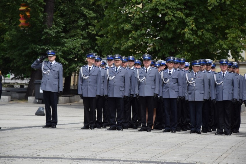 Święto Policji w Częstochowie ZDJĘCIA Na Placu Biegańskiego wręczono awanse służbowe 255 policjantom
