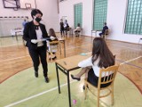 Egzamin ósmoklasisty w dobie koronawirusa. Uczniowie z Zespołu Szkół w Dębowcu mają już za sobą test z języka polskiego [FOTO]