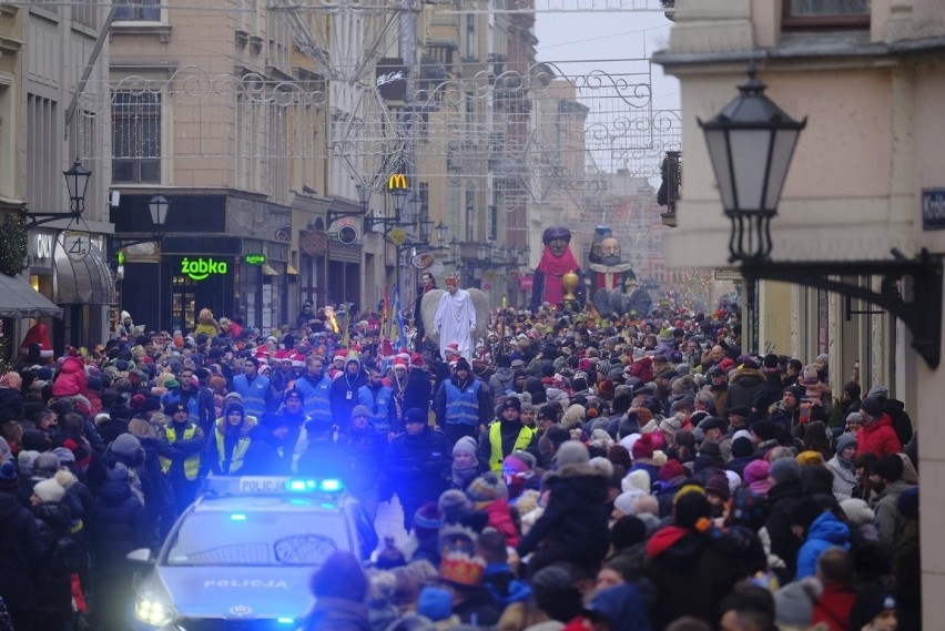 Tak wyglądał Orszak Trzech Króli 2020 w Toruniu. Tłumy...