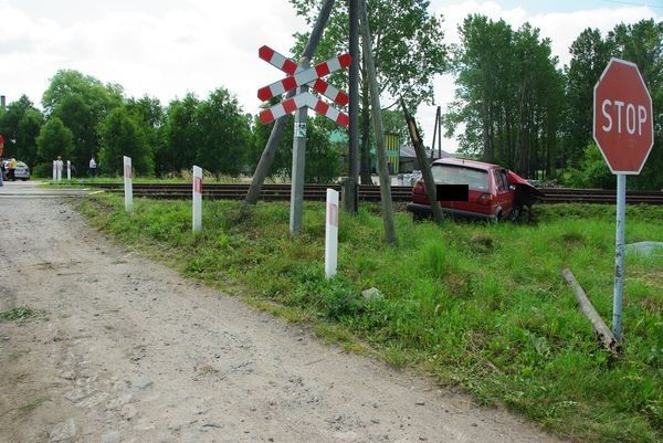 W sobotę przed południem oficer dyżurny drawskiej policji otrzymał informację, że w okolicy miejscowości Czarne Małe gmina Czaplinek, na przejeździe kolejowym doszło do zderzenia się samochodu osobowego z pociągiem.

Wypadek - Czarne Małe - Czaplinek - ZDJĘCIA