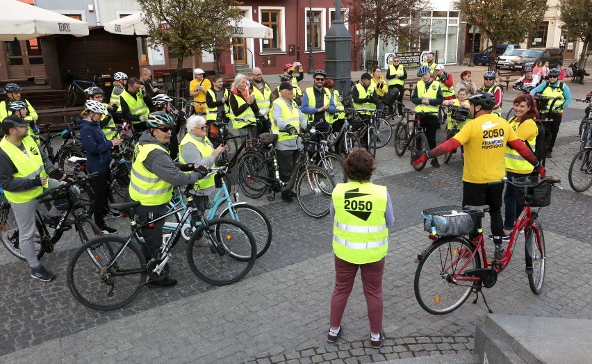 Kilkudziesięciu miłośników jazdy na rowerach wzięło udział w...