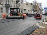 Budowa ulicy 25 Czerwca w Radomiu. Maszyny układają ostatnią warstwę asfaltu. Zobaczcie zdjęcia