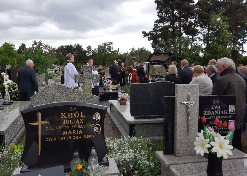 Jerzego Iwańskiego pochowano na cmentarzu komunalnym na...