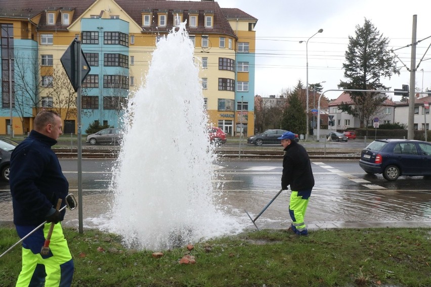 Wrocław. Powódź na ul. Ślężnej. Fontanna wody tryskała z rozbitego hydrantu! (ZOBACZ ZDJĘCIA)