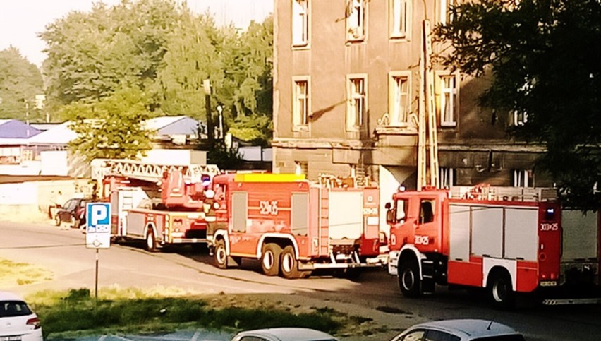 Pożar w bloku w Mysłowicach. Dwie osoby trafiły do szpitala. Na miejscu pracowało aż 11 zastępów straży pożarnej 