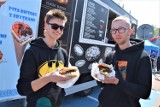 Trwa Wiosenny Zlot Food Trucków w Sieradzu. Smakowicie pod Galerią Sieradzką. Miasteczko kulinarne zaprasza do końca niedzieli ZDJĘCIA