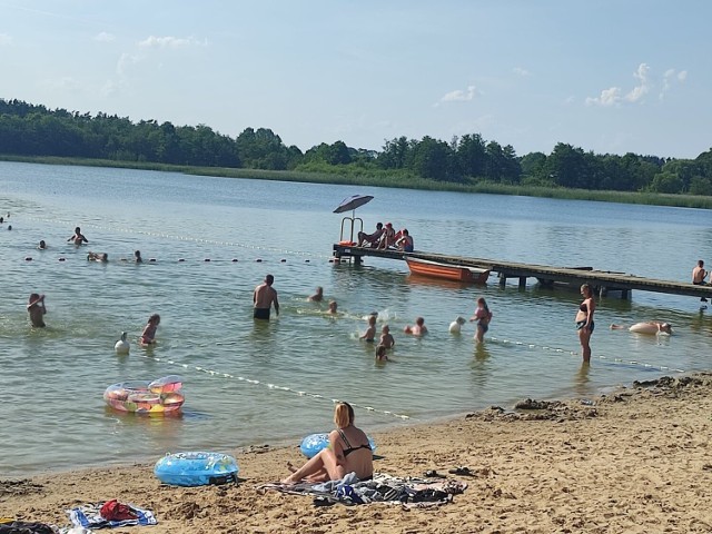 Jedną z czterech strzeżonych plaż w powiecie wągrowieckim jest ta w Kozielsku. Ratownicy czuwają tam nad bezpieczeństwem plażowiczów codziennie od godziny 12 do 20.