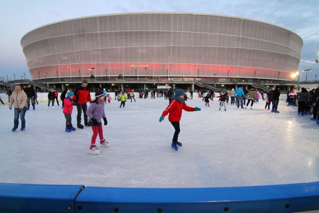 Lodowisko przy Stadionie Wrocław

Lodowisko przy stadionie podczas ubiegłego sezonu cieszyło się sporym zainteresowaniem wrocławian. Otwarte lodowisko z widokiem na Stadion Miejski będzie najtańszą ślizgawką w mieście. 


BILETY:
ulgowy - 8zł/h
normalny 9zł/h
Za wypożyczenie łyżew zapłacimy 6 zł. 

Lodowisko ruszy na początku grudnia i będzie otwarte do końca marca. Dokładna data otwarcia nie jest jeszcze znana, ale możliwe, że będą to, podobnie jak w ubiegłym roku, Mikołajki.