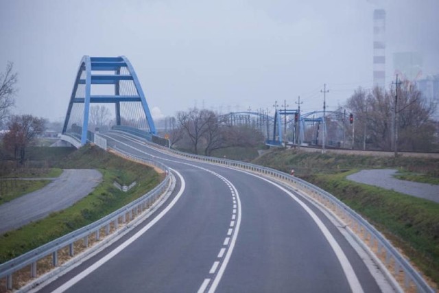 W przeciągu miesiąca już dwa razy zamykano nowo wybudowaną obwodnicę opolskiej dzielnicy Czarnowąsy, bo okazało się, że jeden z wiaduktów ma usterkę.