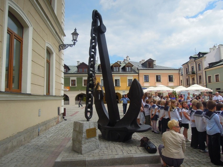 Zamość: Odsłonili kotwicę na Rynku Solnym