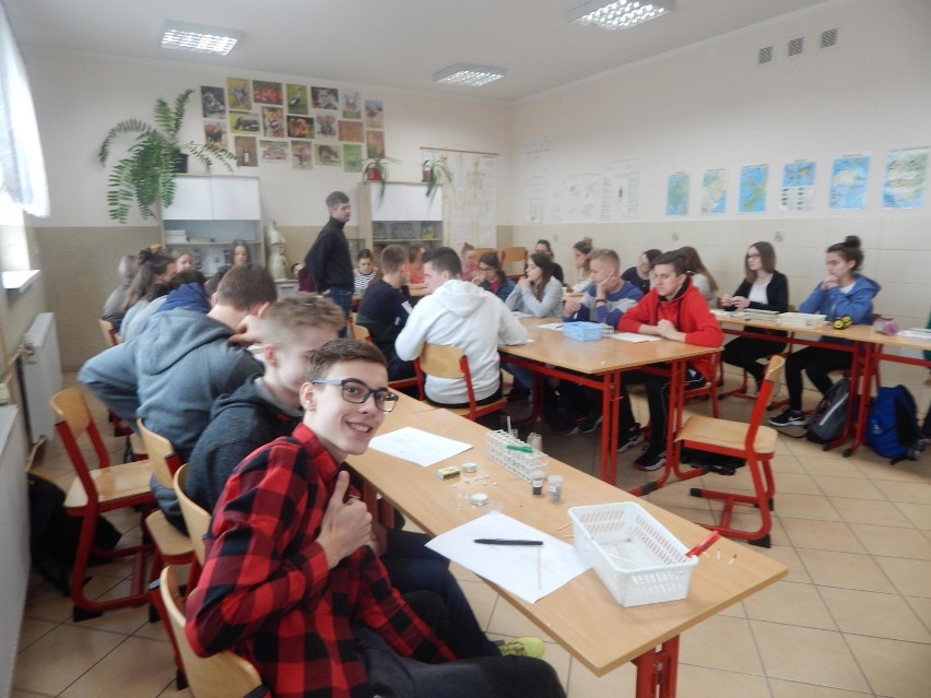 Uczniowie z Sierakowic brali udział w zajęciach z okazji Tygodnia nauk matematyczno-przyrodniczych - ZDJĘCIA