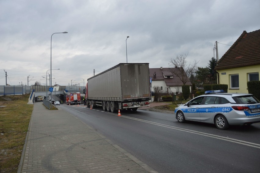 Bochnia. Kierowca audi zasnął za kierownicą i uderzył w tira [ZDJĘCIA]