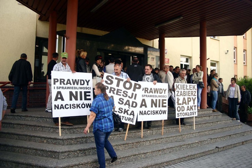 Piła. Protest pracowników Farmutilu przed pilskim sądem [ZDJĘCIA]